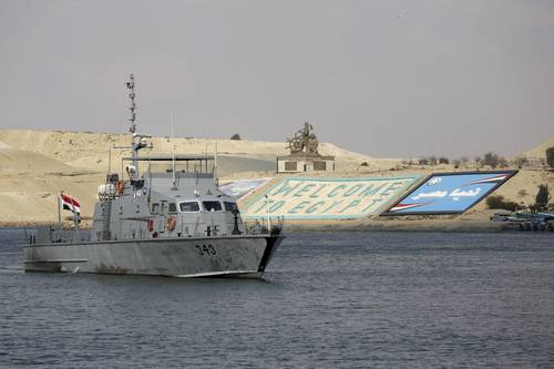 Un barco pasa frente la ciudad de Ismailía, en Egipto, el martes, cuando el tráfico se reanudó por el Canal de Suez.