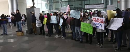 En protesta porque se pospuso una vez más (para este miércoles) la audiencia en la cual se determinará si se vincula a proceso a la candidata panista a la gubernatura de Chihuahua, María Eugenia Campos, más de 800 personas se plantaron ayer fuera de la Ciudad Judicial, en Ciudad Juárez.