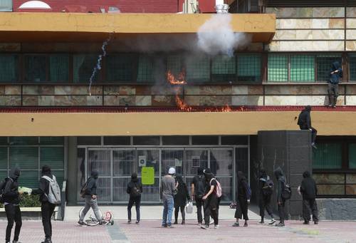 Encapuchados vandalizaron varias zonas de Ciudad Universitaria y causaron destrozos en oficinas y vehículos de la máxima casa de estudios.