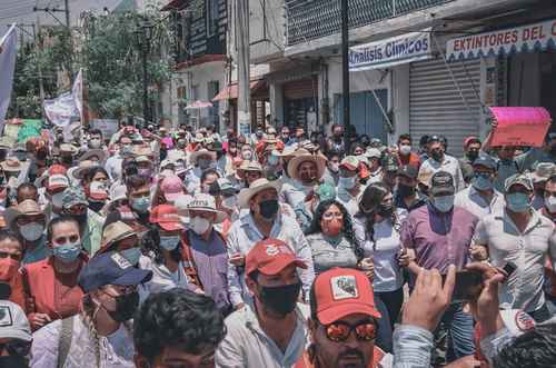 El ex candidato de Morena a la gubernatura de Guerrero, Félix Salgado Macedonio (al centro), acompañado de su esposa e hijas; del secretario general de Morena en el estado, Marcial Rodríguez Saldaña, legisladores federales y locales, así como militantes, marcharon este miércoles en Chilpancingo en demanda de que se permita al ex alcalde de Acapulco seguir en la contienda.