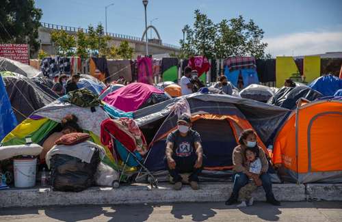 Decenas de migrantes, la mayoría centroamericanos, acampan en el cruce fronterizo de El Chaparral en espera de solicitar asilo en Estados Unidos. Los extranjeros comenzaron a llegar la madrugada del 20 de enero (horas antes de que Joe Biden rindiera protesta como presidente del vecino país) y con el paso de los días su número crece. Las autoridades locales no han podido convencerlos de que se alojen en un albergue.