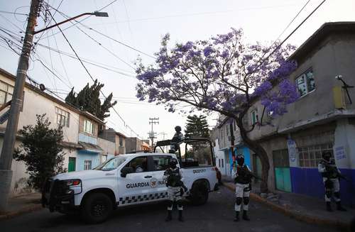 Agentes de la Secretaría de Seguridad Ciudadana, de la Policía de Investigación, adscritos a la Fiscalía General de Justicia, en coordinación con efectivos de la Guardia Nacional, realizaron operativos antidrogas de forma simultánea en distintos inmuebles de la colonia San Felipe de Jesús, alcaldía Gustavo A. Madero. En el despliegue colocaron cintas rojas para cerrar la circulación al tránsito vehicular en las calles de los domicilios cateados. Las acciones se efectuaron en atención a diferentes denuncias ciudadanas sobre puntos de venta y distribución de enervantes. Con información de Elba Mónica Bravo.