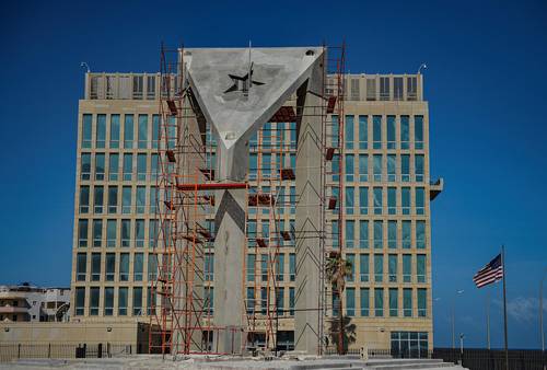 En La Habana, frente a la embajada de Estados Unidos, se construye una bandera cubana de concreto de 12 metros de altura.