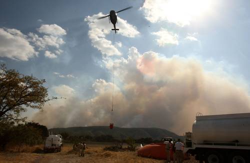 Fuertes vientos reavivaron un incendio en el bosque La Primavera, en Zapopan, Jalisco; al menos 350 brigadistas de distintas dependencias combaten el fuego con apoyo de cinco aeronaves y cuatro carros bomba. La conflagración se encuentra cerca del estadio Akron, del equipo de futbol Chivas de Guadalajara.