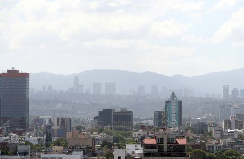 Vista parcial de la zona oriente de la Ciudad de México, donde se aprecia la acumulación de humo provocada por la quema de pastizales y partículas suspendidas, las cuales permanecieron a pesar del fuerte viento que se registró en el valle de México.