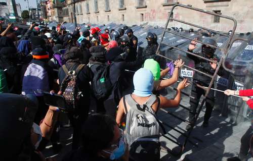 Las feministas partieron del Monumento a la Revolución y llegaron al Zócalo, donde intentaron atravesar las vallas de Palacio.