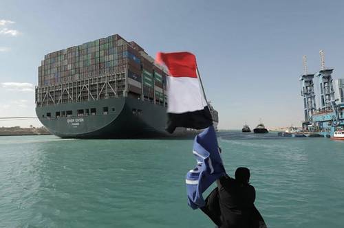La Autoridad del Canal de Suez (SCA) de Egipto pedirá mil millones de dólares en compensación por las pérdidas causadas por el portacontenedores Ever Given, que estuvo encallado e impidió la navegación por la vía marítima durante casi una semana. El presidente de la SCA, Osama Rabie, indicó que la cantidad no sólo incluye las pérdidas económicas por la suspensión de la navegación, sino también los gastos para el proceso de salvamento. Hasta este viernes, al menos 206 de los más de 400 buques varados aún esperaban cruzar el canal.