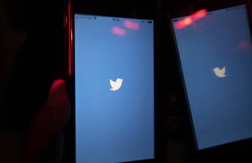 Una corte rusa multó el viernes a Twitter con 3.2 millones de rublos (42 mil 11 dólares) por no borrar contenido que las autoridades dijeron que estaba prohibido. Moscú dijo el mes pasado que había desacelerado la velocidad de Twitter –con sede en Estados Unidos– en Rusia y el 16 de marzo amenazó con prohibir el servicio de la red social dentro de un mes por contenidos que van desde pornografía infantil a abuso de drogas. La compañía había dicho previamente que estaba preocupada por el impacto de las medidas rusas en la libertad de expresión y negó que permita que su plataforma sea utilizada para promover comportamientos ilegales, como afirma Moscú.