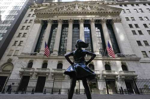 Hay señales de que la economía de EU está mejorando, señalan analistas. La niña sin miedo, estatua de Kristen Visbal, frente a la Bolsa de Nueva York.