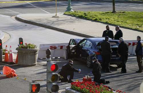  Después de embestir el control de seguridad, Noah Green, de 25 años, bajó del auto con un cuchillo y atacó a unos guardias, quienes le dispararon. Foto Ap