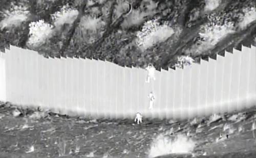 La imagen, tomada de un video proporcionado por la Oficina de Aduanas y Protección Fronteriza, muestra el momento en que un coyote deja caer a dos hermanas ecuatorianas de 3 y 5 años desde la parte superior del muro en Santa Teresa, Nuevo México.