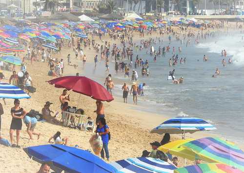 Turistas se congregaron ayer en la playa norte de la avenida Del mar, en Mazatlán, Sinaloa. Los paseantes no portaban cubrebocas ni respetaron el distanciamiento de metro y medio entre cada individuo para evitar la propagación del Covid-19.