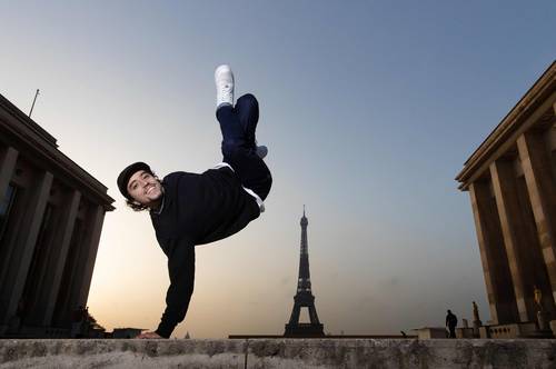 El bailarín callejero francés B-Boy Mounir en las calles de París.