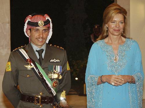El príncipe Hamza de Jorda-nia, durante su boda en Amman, en imagen del 27 de mayo de 2004. Lo acompaña su madre, la reina Noor.