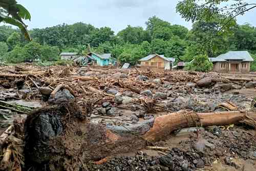 Escombros en la ciudad de Adonara, en Indonesia, ayer, tras las inundaciones y los deslizamientos de tierra que azotaron el este de ese país y al vecino Timor Oriental.