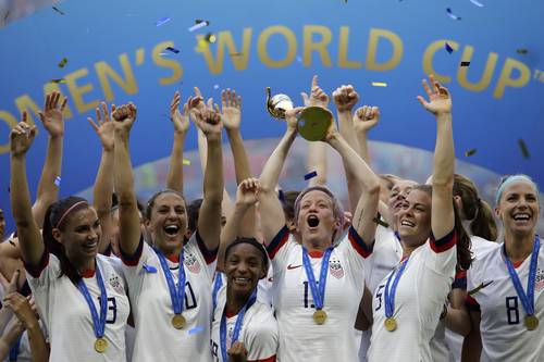 La estadunidense Megan Rapinoe levanta un trofeo tras ganar la final de la Copa Mun-dial Femenina de futbol entre Estados Unidos y Holanda celebrada en el estadio de Decines, en Francia, en imagen del 7 de julio de 2019. Hoy día, eso del pan y el circo podría estar cambiando con movimientos por justicia económica y social, generando una creciente alianza entre gladiadores en las arenas y gladiadores en las luchas sociales.