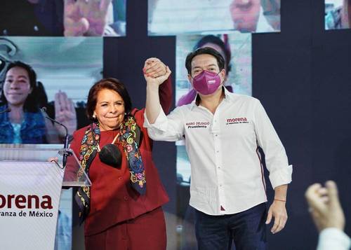 Celia Maya, abanderada de Morena al gobierno de Querétaro, arrancó su campaña con un evento masivo en la plaza de armas, frente al palacio de gobierno, en la capital del estado, acompañada por el dirigente nacional de su partido, Mario Delgado.