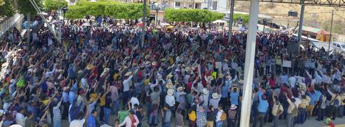 En asamblea comunitaria, indígenas nahuas de 26 pueblos del municipio de Olinalá, en la región de la Montaña alta de Guerrero, aprobaron ayer, por 2 mil 236 votos a favor y uno en contra, la creación del municipio de Temalacatzingo. Manifestaron que es un derecho constitucional y de justicia social; por ello consideraron necesario que los diputados, el cabildo y los representantes por elección popular avalen y apoyen su demanda, que data de hace más de una década.