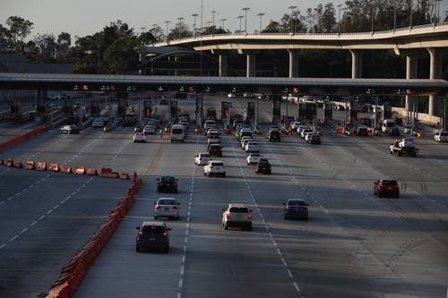 Decenas de capitalinos regresaron a la ciudad tras las vacaciones de Semana Santa. En la autopista México-Cuernavaca entraron hasta 25 automóviles por minuto.