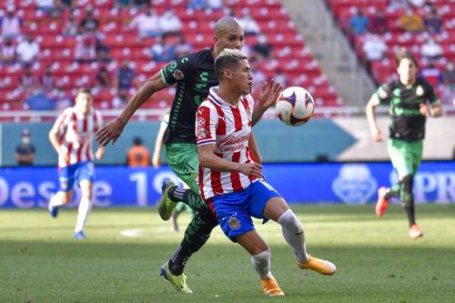 El Guadalajara apenas logró evitar la derrota. En la imagen el rojiblanco Uriel Antuna disputa el balón a Dória Macedo, de Santos.