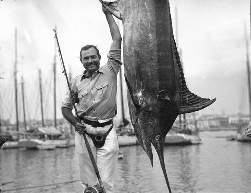  En la imagen, Hemingway posa con un marlín en el puerto de La Habana, en Key West, Florida, 1934. Foto Ap