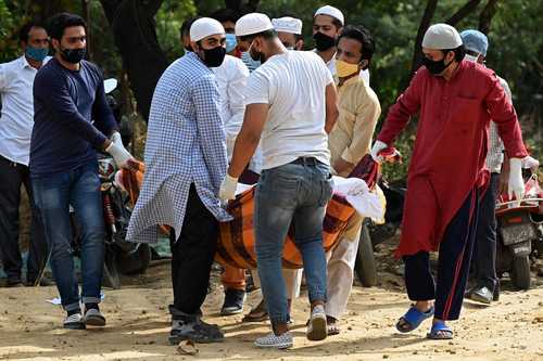 Amigos y familiares cargan el cuerpo de una víctima de Covid-19 durante un funeral en un cementerio de Nueva Delhi.