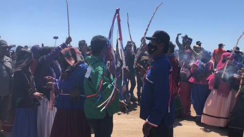 El estero El Sargento, en el municipio de Pitiquito, Sonora, fue escenario del rencuentro de integrantes de las comunidades de Punta Chueca y de El Desemboque, en el que ondearon banderas de la nación comcaác, que con apoyo de activistas y músicos organizó el campamento tradicional Saps, donde se llevó a cabo un concierto de rock y rap en su idioma.