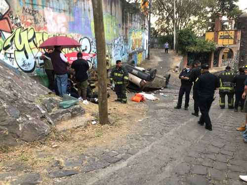VOLCADURA FATAL. Un auto volcó en la carretera federal México-Cuernavaca y cayó ocho metros en cerrada La Presa, pueblo de San Andrés Totoltepec, en la alcaldía Tlalpan, en dirección a El Caminero. Mientras policías acordonaban la zona, bomberos sacaban a los lesionados por la parte trasera del vehículo y paramédicos los atendían. El saldo fue de dos muertos y cinco heridos.