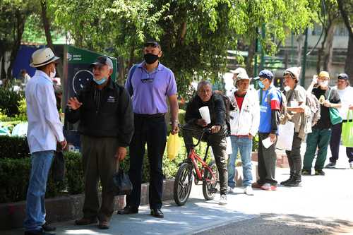 La semana pasada, diputados locales aprobaron diversas reformas con la finalidad de instalar comedores públicos emergentes e itinerantes en la Ciudad de México durante o después de una emergencia (cómo la que se vive) o un desastre. En esta imagen, fila para acceder al comedor móvil en el parque de Los Venados, en Benito Juárez.