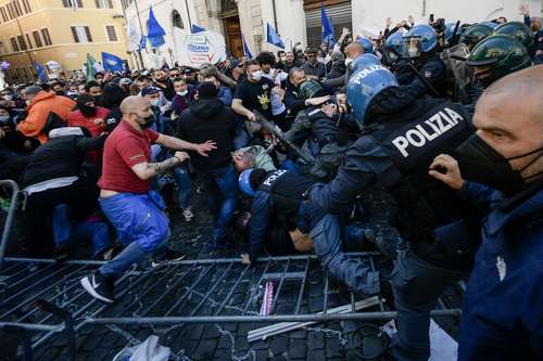 Dueños de restaurantes y otros negocios, furiosos por las restricciones impuestas por el gobierno de Italia durante semanas debido a la pandemia se enfrentaron con la policía frente al Parlamento en Roma. Un oficial resultó herido en los enfrentamientos.