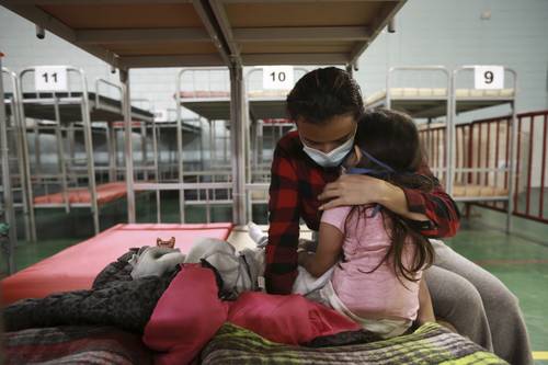 Luego de que fueron deportadas de Estados Unidos, Ana María Moreno Portillo, de Guatemala, abraza a su hija, en el Complejo Deportivo Kiki Romero en Ciudad Juárez. Esas instalaciones fueron adaptadas como refugio debido al creciente número de migrantes deportados diariamente.