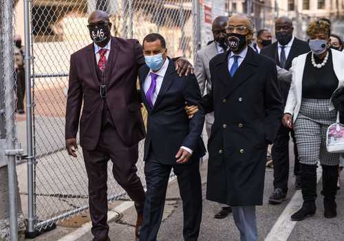 Philonise Floyd (izquierda), hermano de George Floyd; el ex gobernador de Nueva York David Patterson (centro) y el reverendo Al Sharpton (derecha), ayer, frente al Centro de Gobierno del condado de Hennepin, en Minneapolis.