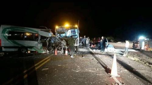 Elementos de la Guardia Nacional, la Cruz Roja Mexicana y la dirección de protección civil de Caborca, Sonora, acudieron ayer al kilómetro 156 de la carretera Caborca-Sonoyta, donde se impactaron un autobús con trabajadores de una minera y una camioneta con turistas de varias entidades.