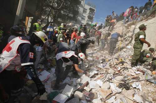 El 19 de septiembre de 2017 un sismo de magnitud 7.1 estremeció la Ciudad de México, causando cuantiosos daños humanos y materiales. En esta imagen, rescate en un edificio de departamentos que colapsó en la alcaldía Benito Juárez.