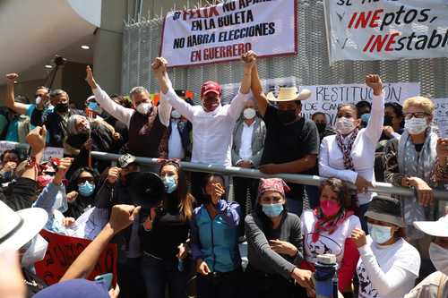 QUITAN PLANTÓN FRENTE AL TRIBUNAL ELECTORAL. Los candidatos de Morena a los gobiernos de Michoacán y Guerrero, Raúl Morón y Félix Salgado, respectivamente, levantaron el plantón frente al TEPJF.