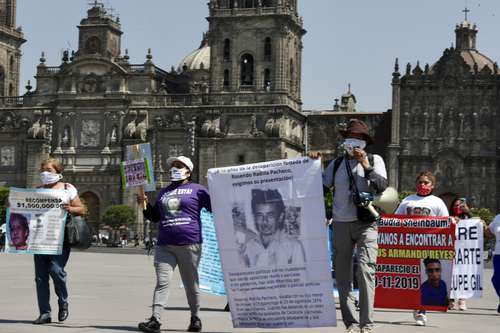 Como cada primer miércoles de mes, familiares de personas desaparecidas caminaron ayer en el Zócalo capitalino.