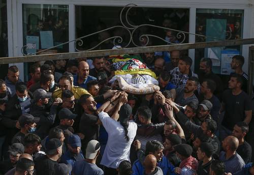 Funeral del palestino Osama Mansur, quien fue abatido esta semana por el ejército israelí en el pueblo de Biddu, cerca de la ciudad de Ramalá en la ocupada Cisjordania.