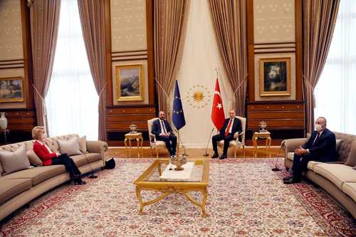 El presidente turco, Recep Tayyip Erdogan, y el presidente del Consejo Europeo, Charles Michel, aparecen sentados al centro, desplazando a un sofá y en segundo plano a la presidenta de la Comisión Europea, Ursula von der Leyen.