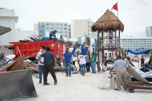 Con apoyo de maquinaria, agentes federales y estatales recuperaron la madrugada de ayer la playa pública Gaviota Azul, en Punta Cancún, municipio de Benito Juárez, Quintana Roo, luego de que empresarios de la discoteca Mandala instalaron mobiliario sin permiso.