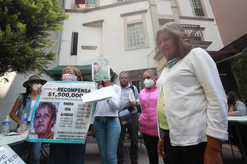 Familiares de desaparecidos protestaron ayer afuera de la CEAV, donde entregaron un pliego petitorio y rechazaron nuevos lineamientos del organismo.