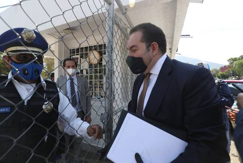CITA EN EL RECLUSORIO NORTE. Juan López, defensor de Juan Collado, a su llegada a los juzgados del penal, donde ayer se realizó una audiencia al ex abogado de Carlos Salinas de Gortari.