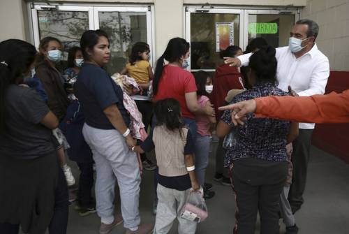 Un grupo de migrantes centroamericanos que fue deportados de Estados Unidos, llega al centro deportivo Kiki Romero, en Ciudad Juárez. La instalación fue adaptada como refugio debido al creciente número de deportados.