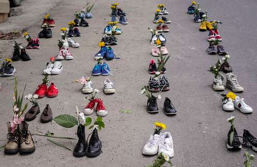  En las redes sociales de Myanmar se convocó a colocar zapatos con una flor dentro en representación de los manifestantes ausentes, como muestra la imagen en Mandalay. Foto Afp