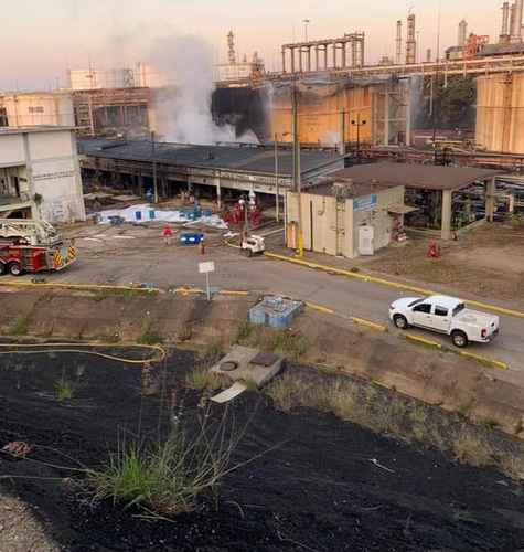 El incendio que comenzó el miércoles en una bomba de transferencia de gasolinas de la refinería Lázaro Cárdenas, en el municipio de Minatitlán, Veracruz, fue extinguido la madrugada de ayer; posteriormente se enfrió la zona afectada durante varias horas como medida de precaución, informó Petróleos Mexicanos.