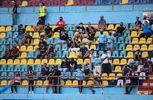 Luego de más de un año de permanecer cerrado como medida preventiva para evitar contagios de Covid-19, el estadio de futbol Andrés Quintana Roo fue sede de un partido presencial, con 30 por ciento de aforo. El encuentro entre el Cancún Futbol Club y la Universidad de Guadalajara se llevó a cabo el miércoles por la noche, con un resultado de 2-0 a favor del equipo local.