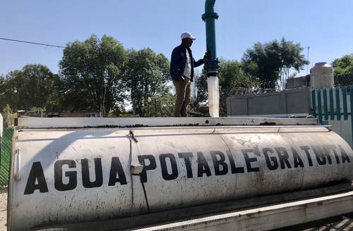 Una pipa es abastecida para repartir agua potable de manera gratuita en las zonas donde no llega de manera continua o de plano escasea.