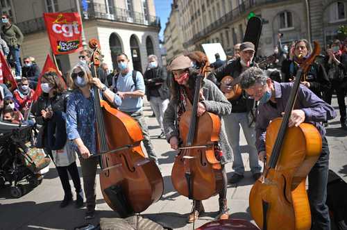 Artistas tocan mientras manifestantes que ocupan el Teatro Graslin en Nantes, oeste de Francia, se reúnen para exigir la reapertura de lugares culturales.