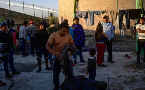 Centroamericanos esperan en Apizaco, Tlaxcala, para abordar el tren llamado La Bestia.