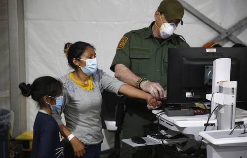  Ingreso de una migrante y su hija al principal centro de detención del Departamento de Seguridad Nacional, en Donna, Texas. Foto Ap