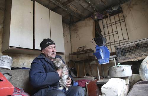 Un hombre regresa a su casa en territorio separatista en las afueras de Donetsk, Ucrania, tras un reciente bombardeo.